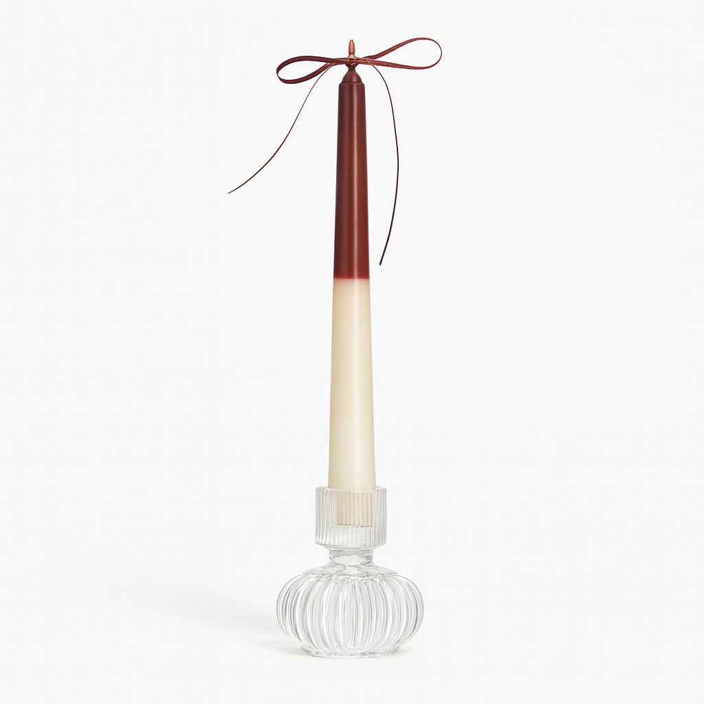 Vela Pilar decorativa blanca y roja con diseño estilizado y lazo rojo.